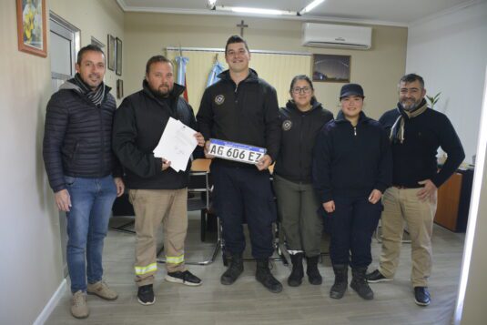 El intendente Clement entregó el título y la patente de una camioneta a los Bomberos voluntarios de Oro Verde