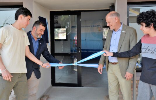 Clement participió de la inauguración del nuevo edificio de las residencias estudiantiles
