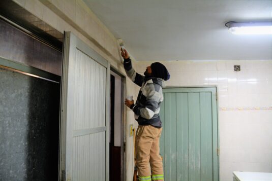 Pintan y arreglan el salón del Polideportivo municipal