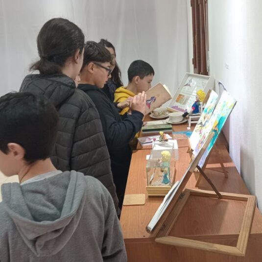 Trabajo con escuelas: estudiantes de la Escuela Rosario Vera Peñaloza visitaron el Museo