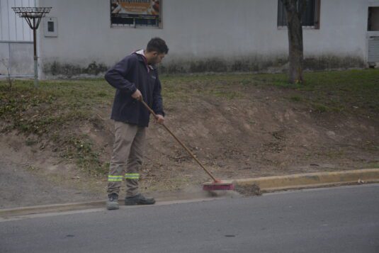 El Municipio lleva adelante el primer operativo del Plan integral de mejora barrial en El Triangular
