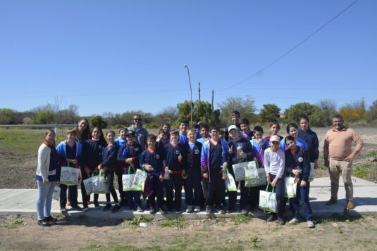 El Municipio plantó árboles con estudiantes de la localidad en la senda de Lomas de Oro verde