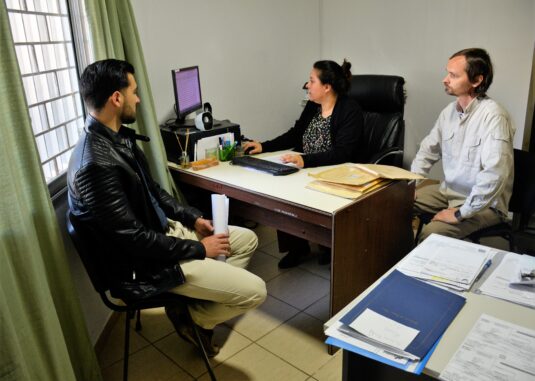 Apertura de sobres para la compra de juegos y hamacas del polideportivo