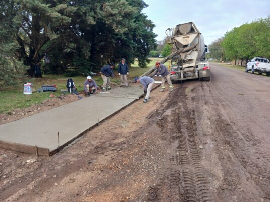 Trabajan en la senda que comienza en la zona de las facultades