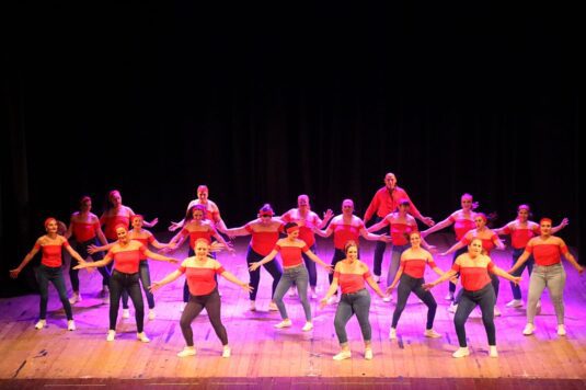 El taller de Ritmos Latinos municipal se presentó en el Teatro 3 de Febrero