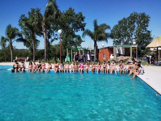 Estudiantes participan del Programa Entrerrianada en el Complejo Municipal de Piletas