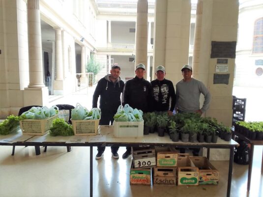 Huerteros locales participan junto a la escuela Alberdi de la Feria de Productos Alimenticios