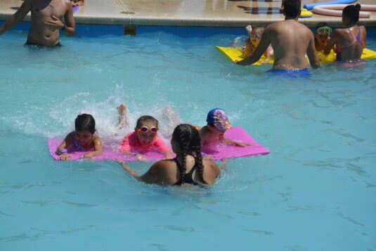 Niños y niñas de colonia de vacaciones disfrutaron de la Fiesta del agua