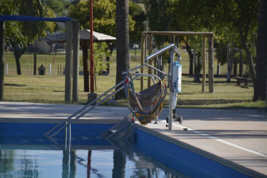 Mejoran la accesibilidad para personas con discapacidad en el Complejo Municipal de Piletas