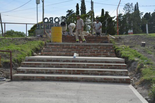 Renuevan la entrada al predio Multieventos con una rampa y escalera de hormigón