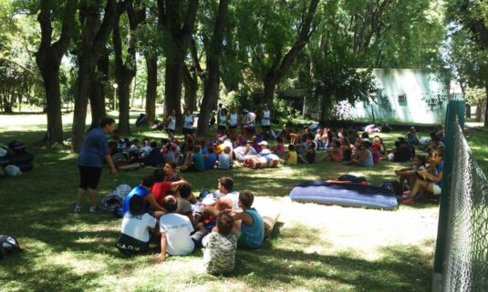 La colonia de vacaciones cierra sus actividades con paseos y un campamento