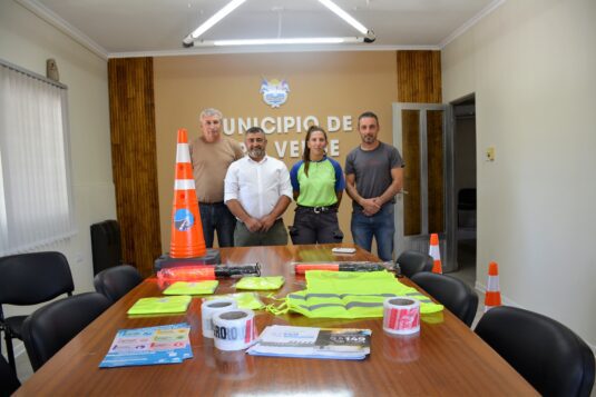 Clement recibió equipamiento de seguridad vial por parte del ministro Roncaglia que ya fue entregado al área de Tránsito