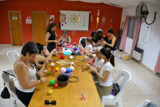 Este jueves se realizó el Taller de mandalas y ojos de Dios