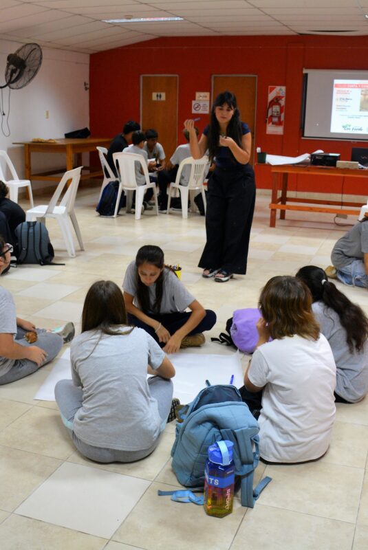 Se realizó el taller “Corta y cose: vínculos en la adolescencia”