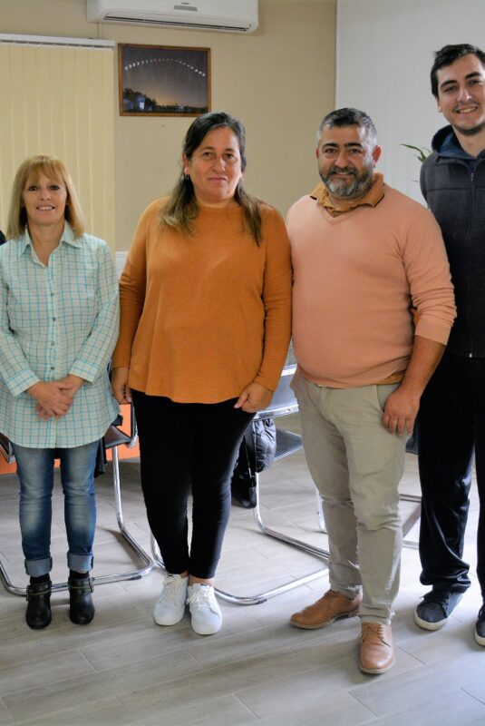 El Municipio entregó gazebos a feriantes locales