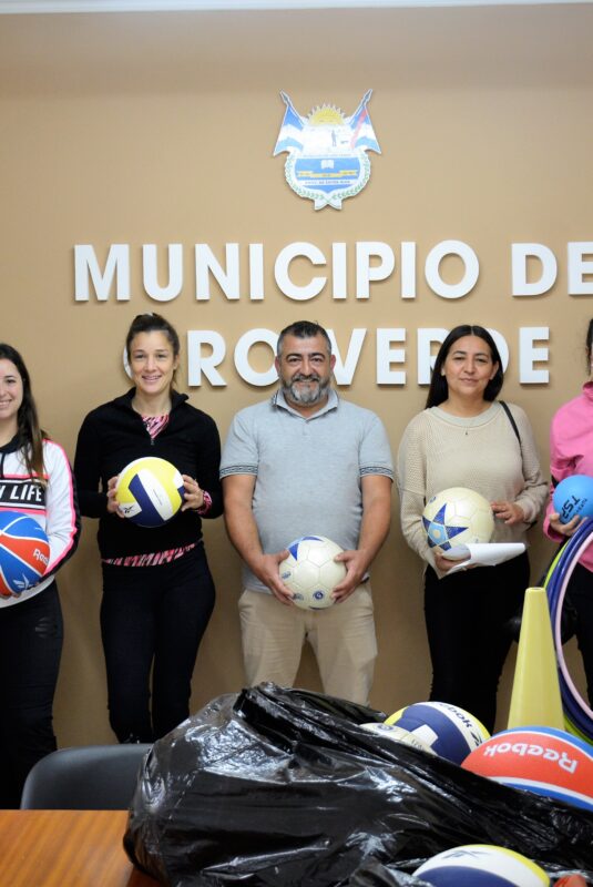 Entrega de material deportivo a escuelas y el CEF local