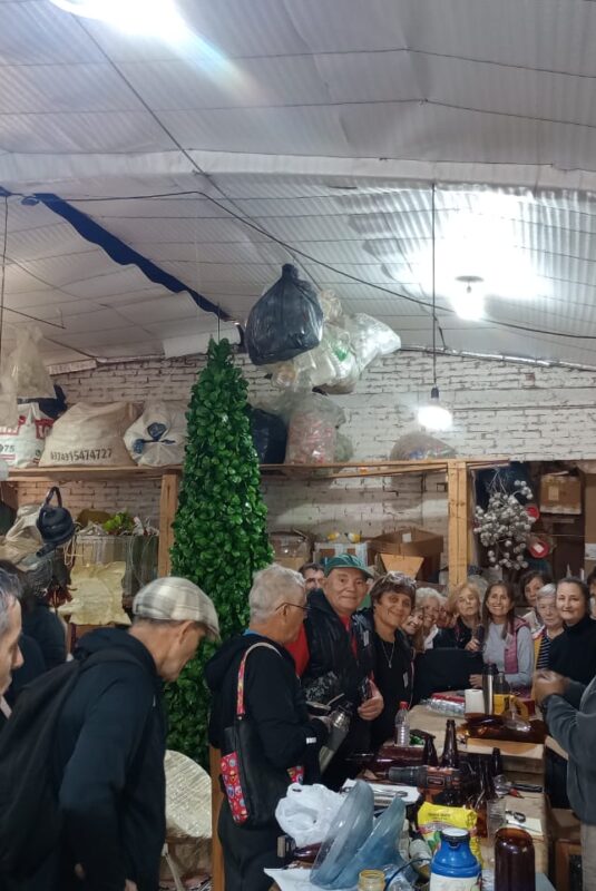 El taller Manos Creativas viajó a Capioví a aprender nuevas técnicas para hacer adornos sustentables