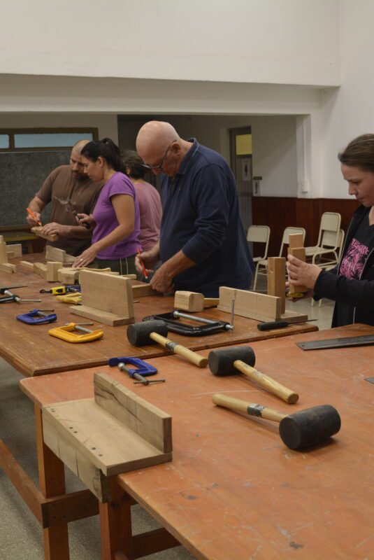 Forjando habilidades en el Taller de carpintería municipal