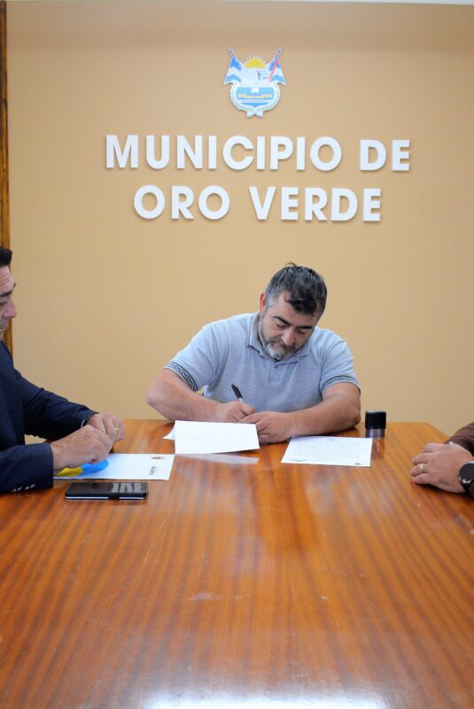 Los intendentes de San Benito y Oro Verde rubricaron un convenio entre los municipios