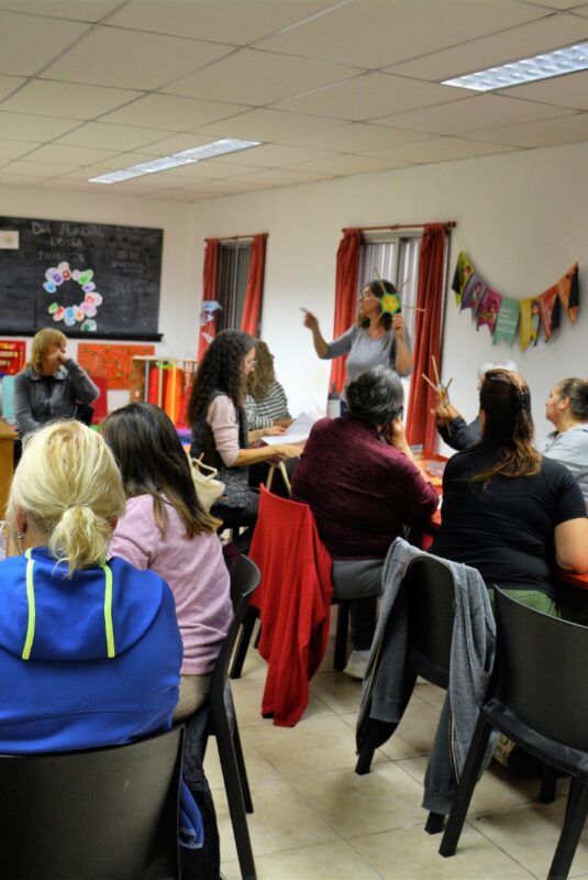 Tejiendo y creando con las manos en el Taller de mandalas y atrapasueños