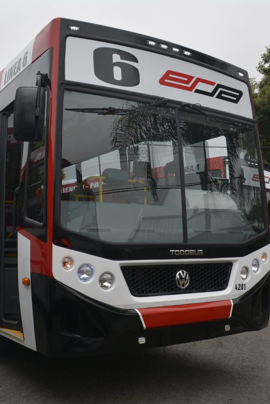 Presentaron los nuevos colectivos para el Área Metropolitana con intendentes y funcionarios provinciales