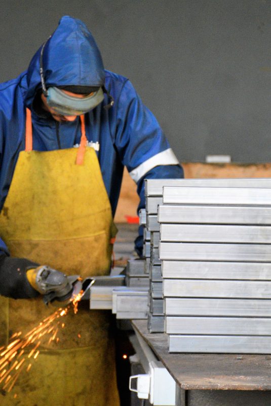 Construyen bancos y carteles