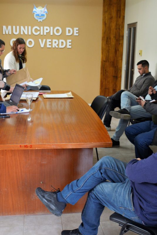 Apertura de sobres para la compra de materiales