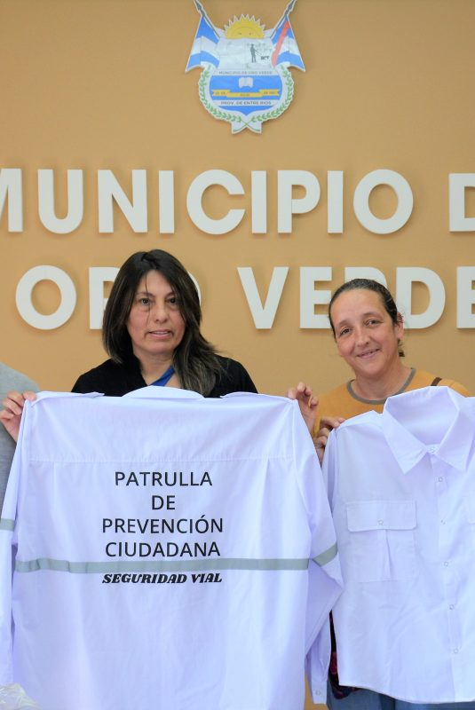 Entrega de indumentaria para el personal del Área de Tránsito