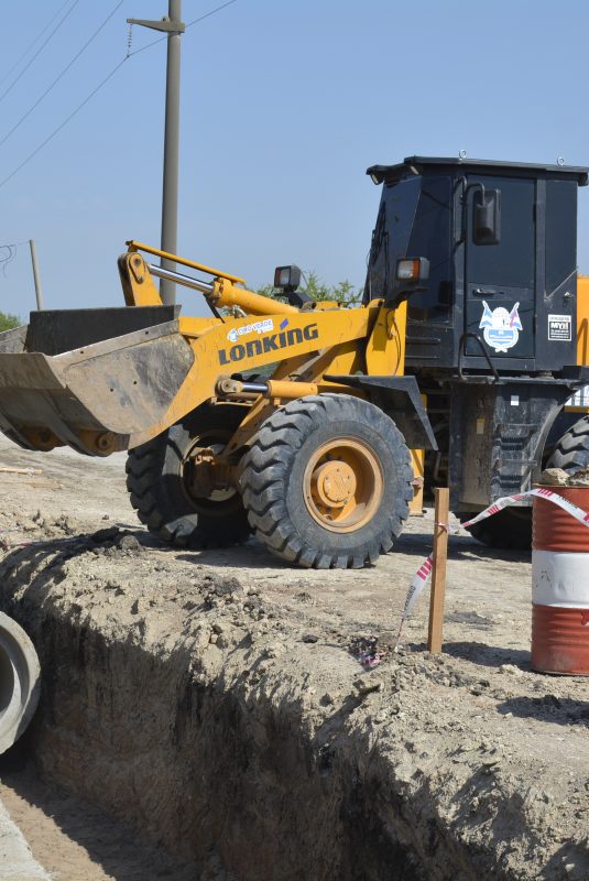 Continúa la instalación de la red de desagües pluviales en Avenida Los Laureles