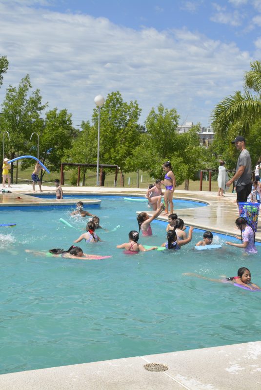 Comenzó el Programa «EntrerriaNada» en el Complejo de Piletas municipal