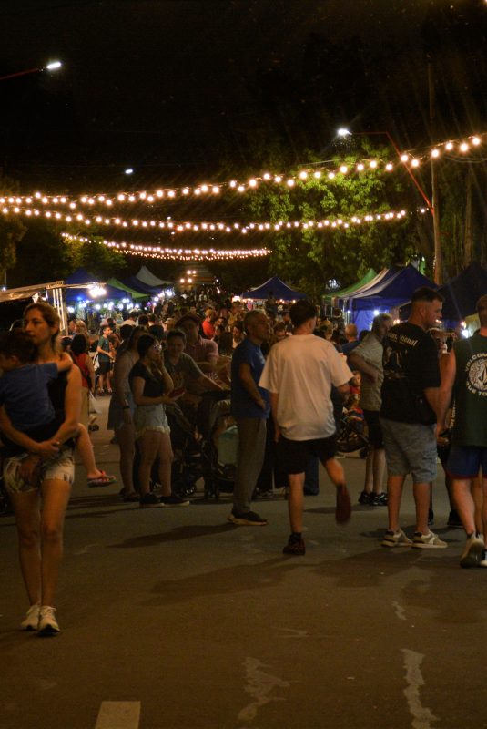 Tuvo su primera noche la feria navideña Regalá local
