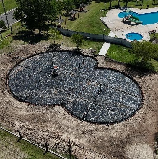 Construyen una nueva pileta para el Complejo Municipal en la esquina de Los Tordos y Los Sauces