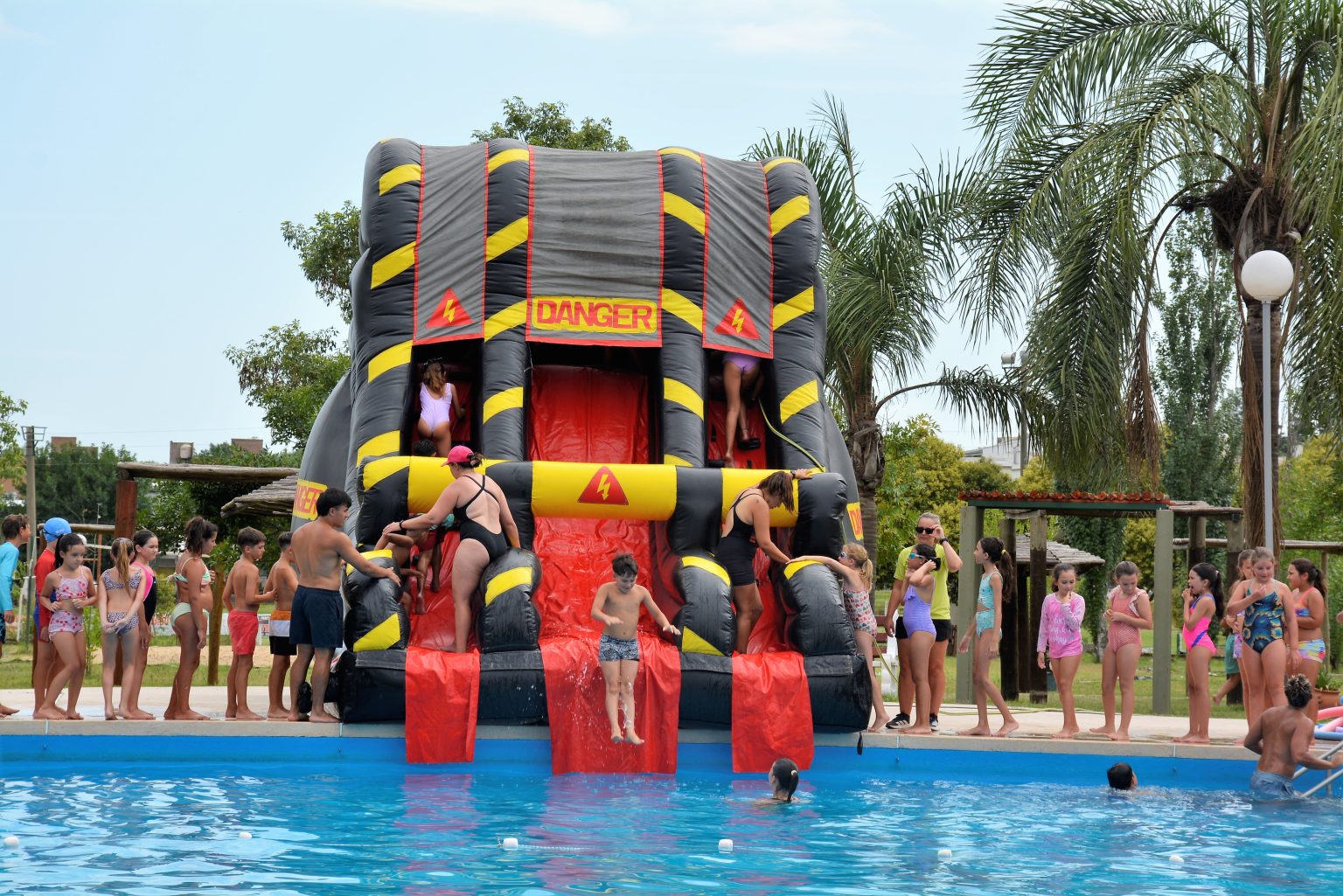 Escuelita de Natación y Vida en la Naturaleza: el grupo de 8 y 9 años disfrutó del tobogán inflable