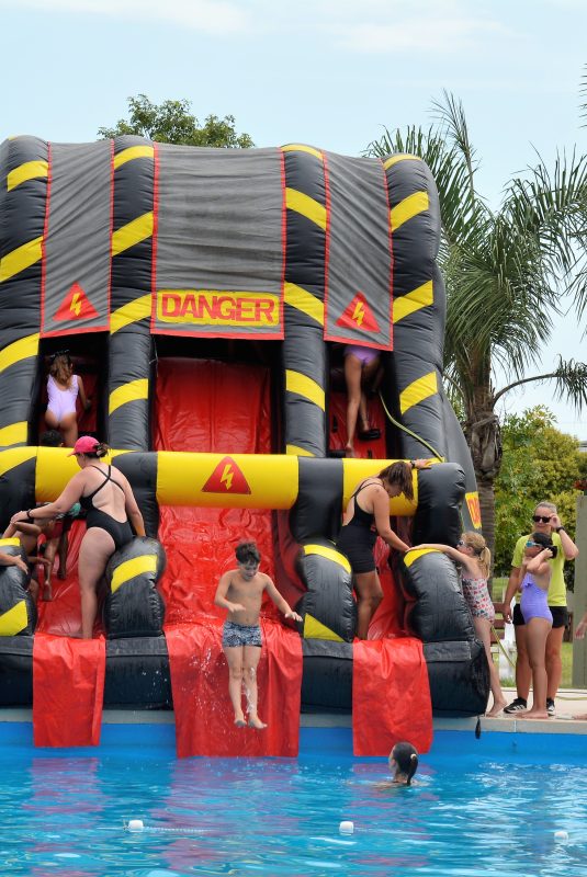 Escuelita de Natación y Vida en la Naturaleza: el grupo de 8 y 9 años disfrutó del tobogán inflable