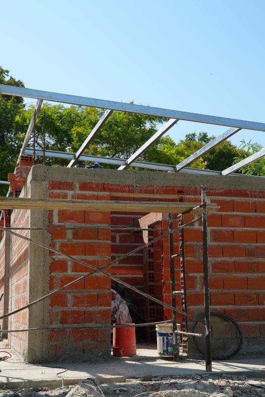Avanza a buen ritmo la obra del nuevo módulo de baños en el Polideportivo Municipal