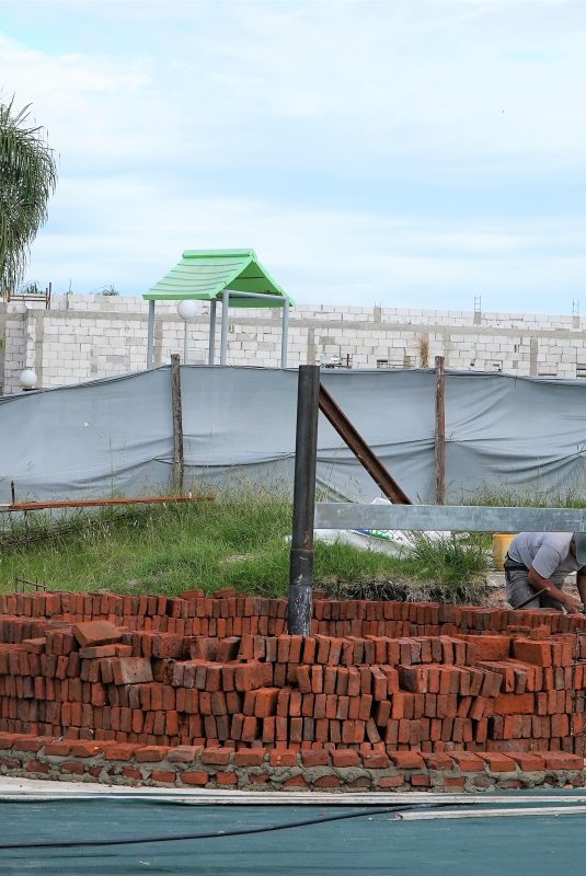 Avanza la construcción del nuevo natatorio en la esquina de Los Tordos y Los Sauces