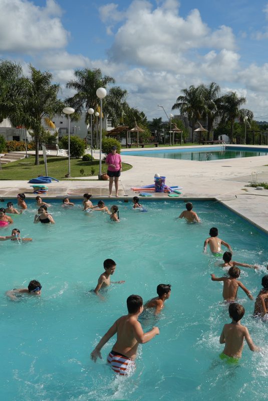 Estudiantes de primaria practican educación física en el Complejo de Piletas municipal