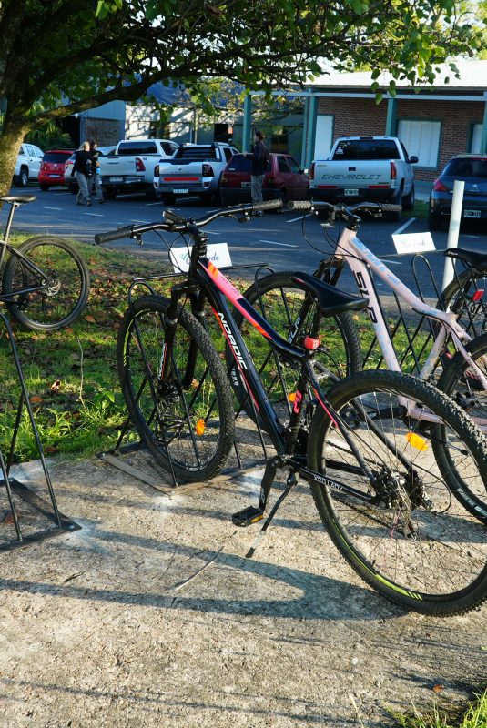 Instalamos bicicleteros en escuelas, facultades e instituciones de la localidad