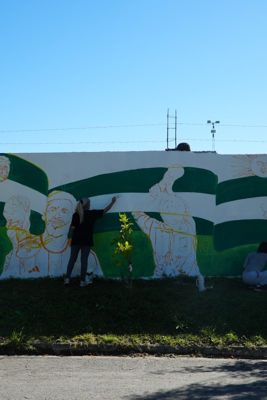 Artistas locales pintan un mural «mundialista» en la cancha del C.A.O.V
