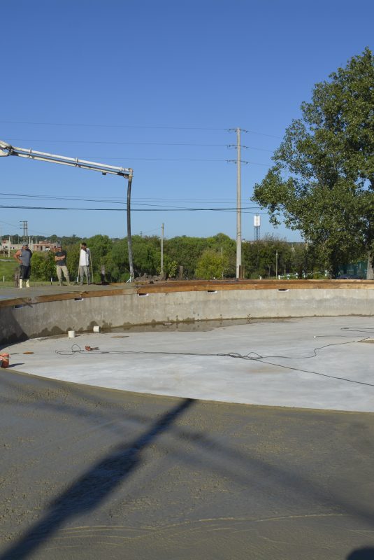 La nueva pileta del Complejo municipal ya tomó forma