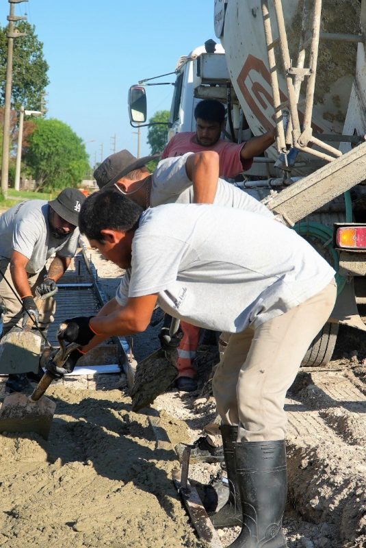 Trabajos para asfaltar el último tramo de Av. Los Laureles