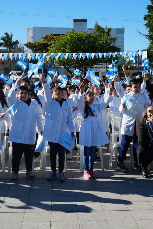 Estudiantes de 4to grado hicieron la promesa de lealtad a la Bandera en el acto oficial por el 20 de junio