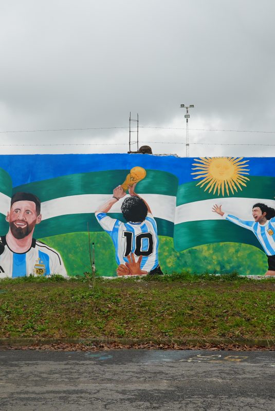 Llega el mundial y lo recibimos con un mural en el Club Atlético Oro Verde