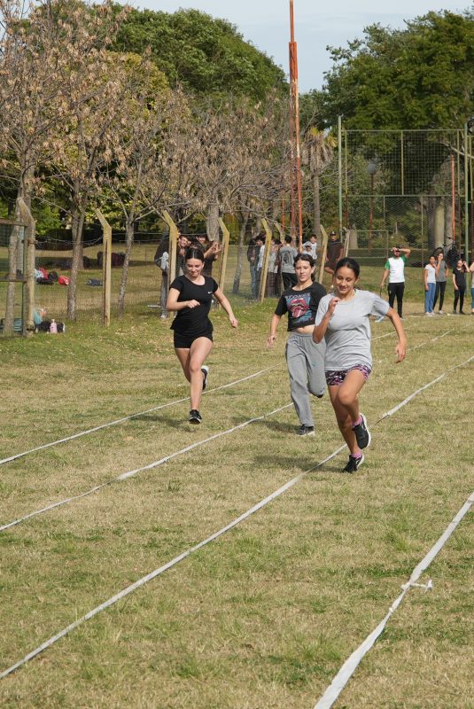 El área de Deportes llevó adelante el intercolegial de atletismo con escuelas de zona