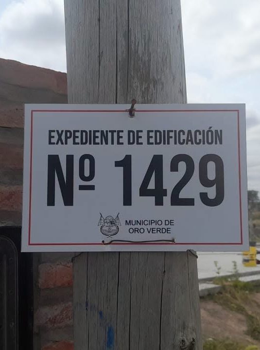 Un cartel identificador señala las nuevas obras registradas en el Municipio
