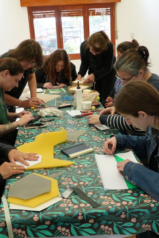 Taller gratuito municipal de Encuadernación y cartonaje: el arte de enseñar un oficio artesanal