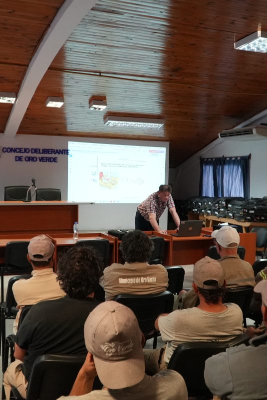 Entrega de indumentaria para empleados municipales y capacitación laboral