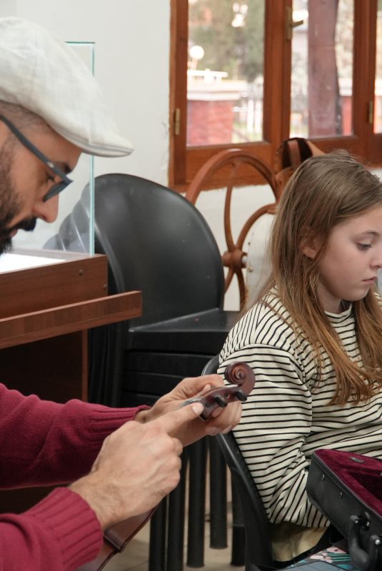 Taller de violín y contrabajo: un espacio para fortalecer la expresión emocional