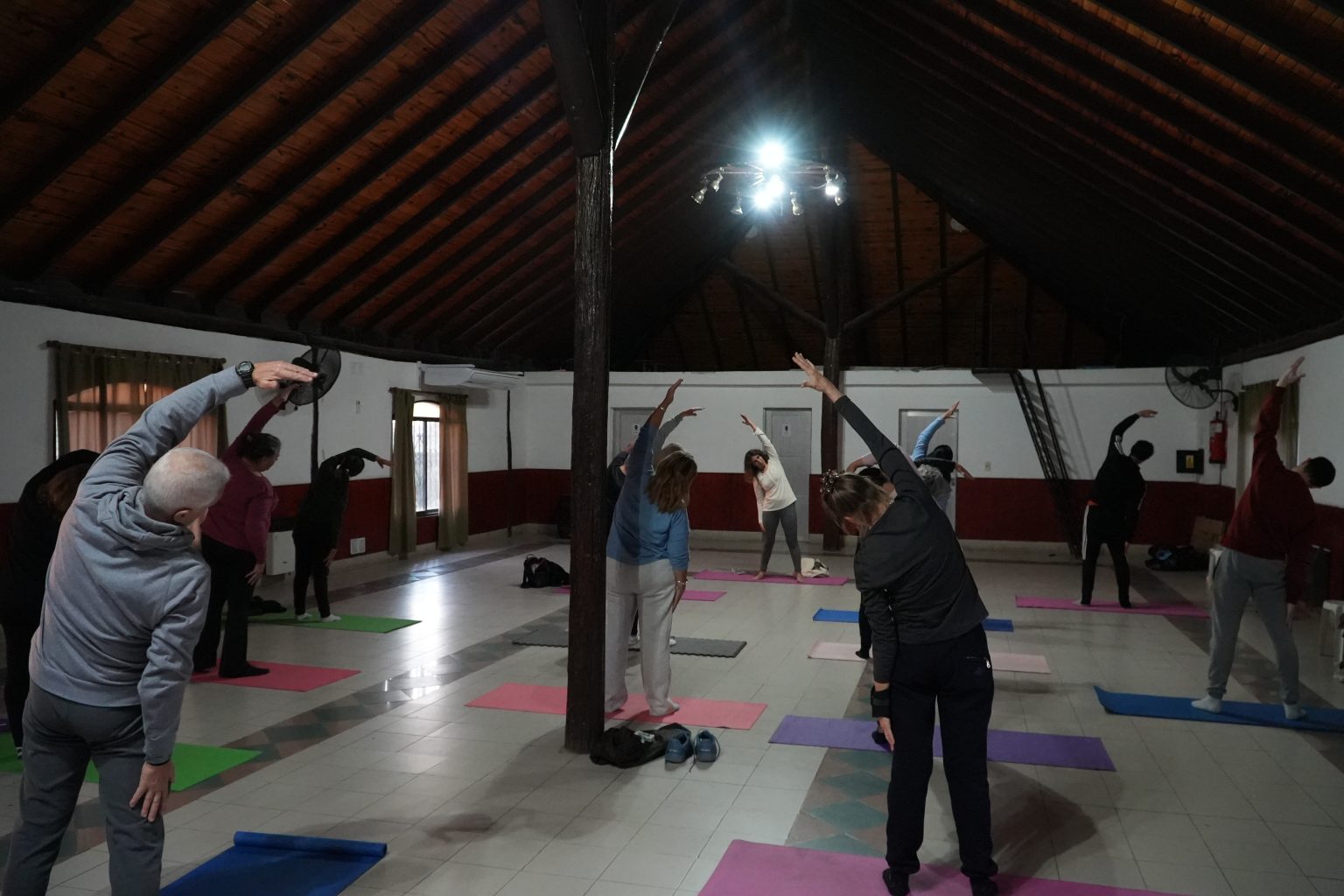 Taller de yoga dinámico: un espacio para relajarse en movimiento