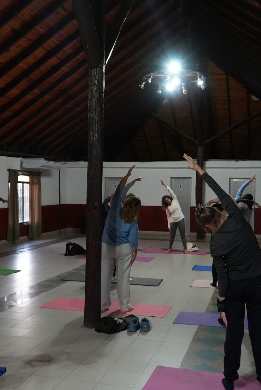 Taller de yoga dinámico: un espacio para relajarse en movimiento